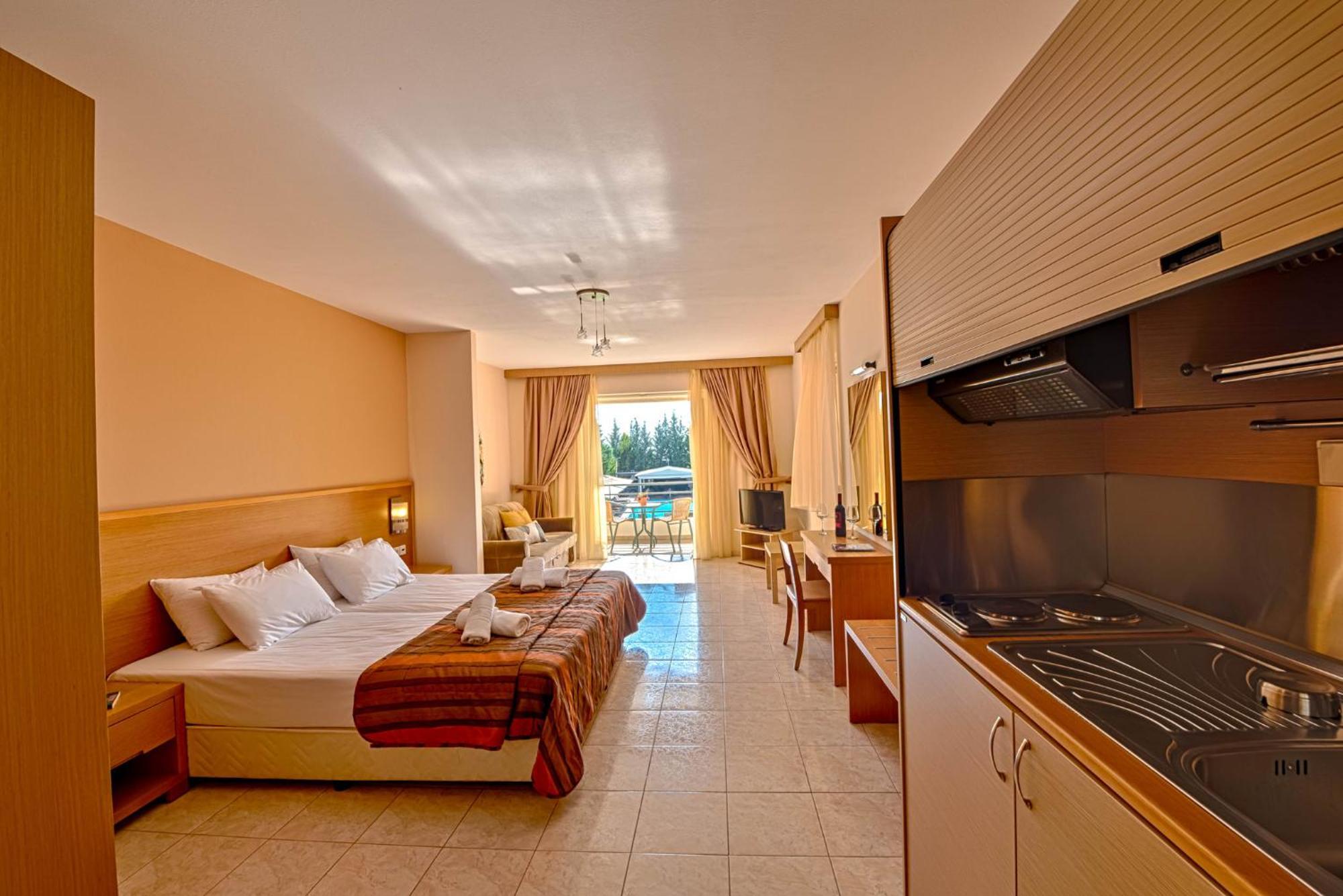 Anilio Plaza Aparthotel Zacharo Room photo